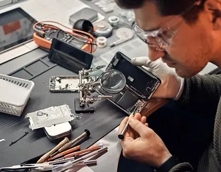 Hombre reparando un celular