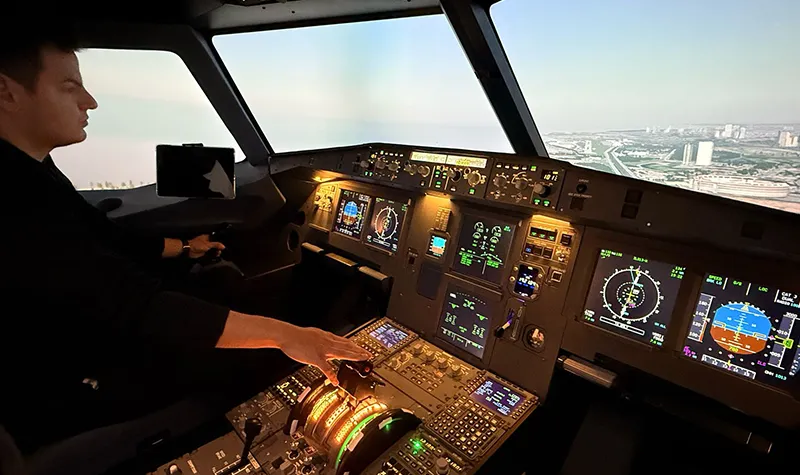 estudiante en simulador de vuelo