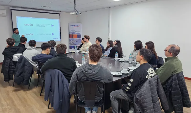 Estudiantes visitando Celsur Logistica