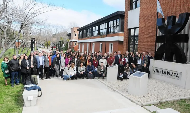 Estudiantes en la exposición CICE 2025