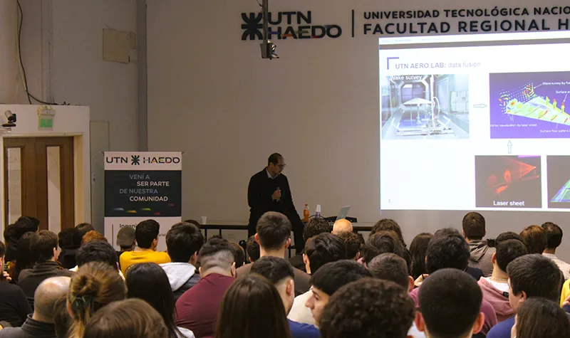 Disertante hablando sobre el desarrollo de la Ingeniera Aeroespacial