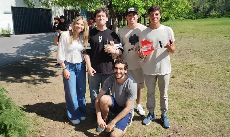 estudiantes construyeron un cohete de agua