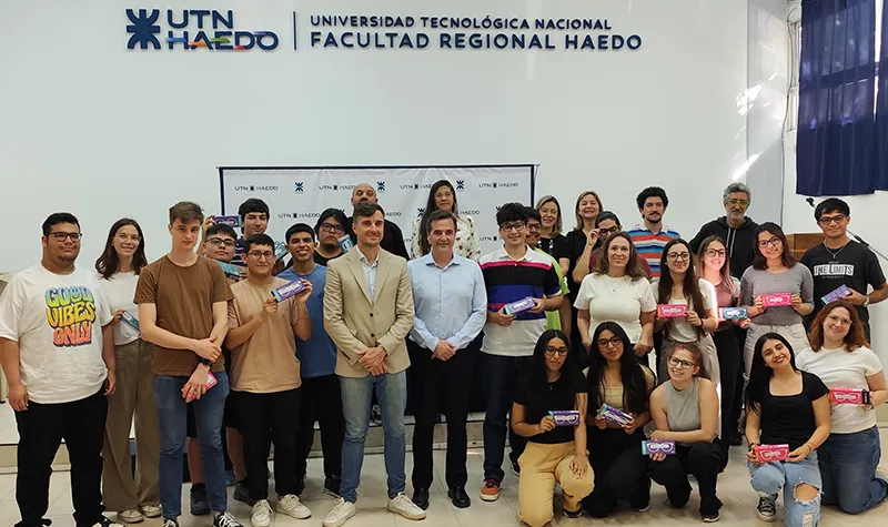 alumnos recibieron anteojos gratis